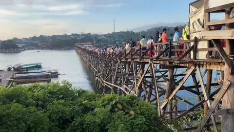 สะพานมอญเนืองแน่นไปด้วย นทท.ช่วงวันหยุดยาวปีใหม่ คาดเงินสะพัดกว่า 30 ล้าน