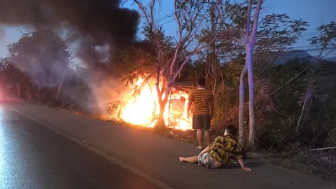 สยองอีก รถตู้ชนต้นไม้ไฟลุกท่วม คลอกชาวจีนดับ ช่วงบายพาสชะอำ