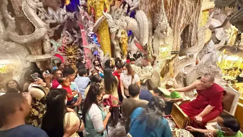 นักท่องเที่ยวแห่ชม "ถ้ำพญานาค" พร้อมทำบุญขอพร "ส่งท้ายปีเก่า ต้อนรับปีใหม่"