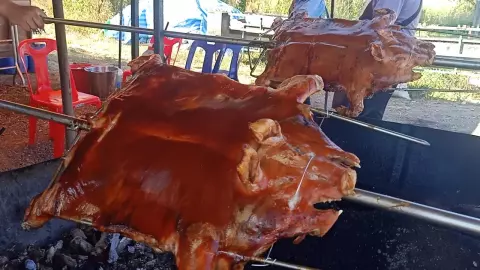 "หมูหันวรรณิภา" ร้านเด็ดริม ถ.มิตรภาพ อุดรฯ-หนองคาย คัดหมู 400 ตัวย่างขายรับปีใหม่