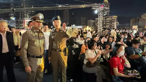 เคาต์ดาวน์ไอคอนสยาม แทบไร้ที่ยืน ทัพนักท่องเที่ยวเรือนหมื่น บิ๊กโจ๊ก ดูความเรียบร้อย