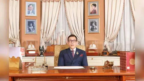 ในหลวงขอคนไทยมีสุขใช้สติ พระราชทานพรปีใหม่-สคส. พระบรมฉายาลักษณ์คู่ราชินี (คลิป)