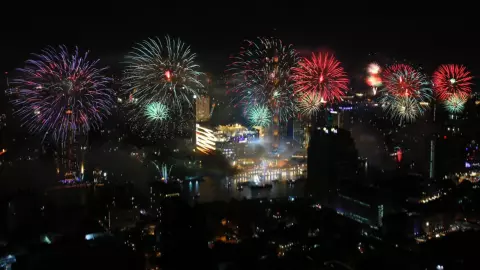 รวมภาพบรรยากาศส่งท้ายปีเก่า ต้อนรับปีใหม่ 2567 ในกรุงเทพฯ 