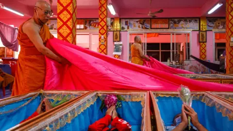 นอนโลงศพ สะเดาะเคราะห์ ต่อชะตาเสริมบารมี คึกคักรับวันปีใหม่ 2567 