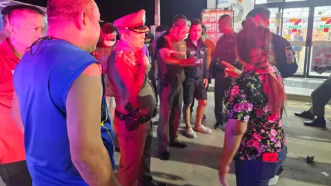 เมียเปิดศึกกิ๊กผัว เพื่อนชายเข้าห้าม ถูกแทงตายอนาถหน้าร้านสะดวกซื้อ