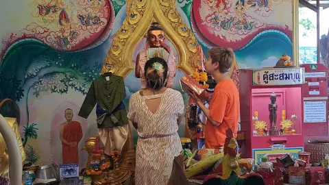 คนแห่เสริมมงคลปีใหม่ เกจิดังเมืองปทุมธานี พร้อมแก้บน "ไอ้ไข่" วัดโปรยฝนคลอง 11