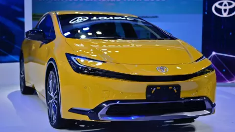 ส่องก่อนเข้าไทย Toyota Prius HEV มีดีที่ 28 กิโล-ลิตร! 