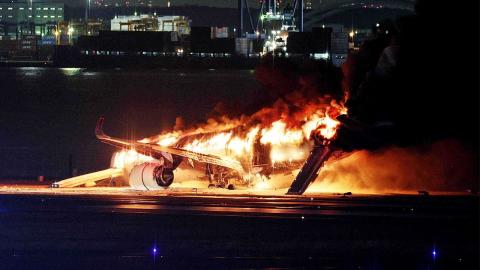 ระทึกญี่ปุ่นสยองซ้ำปีใหม่ เครื่องบินชนกันไฟท่วม 5 ศพ 379 ชีวิต “เจแปนแอร์ไลน์”  (คลิป)