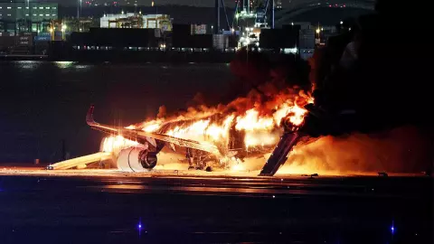 ระทึกญี่ปุ่นสยองซ้ำปีใหม่ เครื่องบินชนกันไฟท่วม 5 ศพ 379 ชีวิต “เจแปนแอร์ไลน์”  (คลิป)