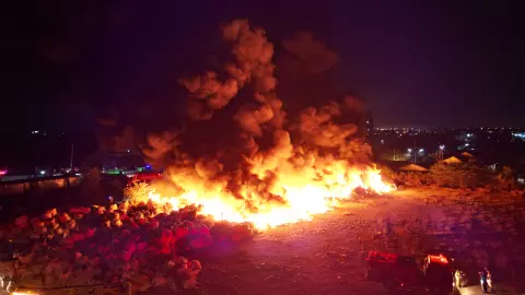 ไฟไหม้โกดังรับซื้อของเก่ารีไซเคิล คนงานวิ่งหนีตาย พบเพิ่งเกิดเหตุแทงกันดับ