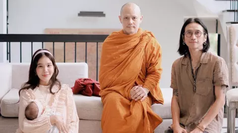 ก้อย-ตูน นิมนต์พระมาทำบุญ เมื่อหลวงพี่ถอดหน้ากากอนามัยออกทำเอาอึ้งไปเลย