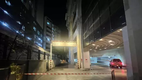 สลด หนุ่มพลัดตกชั้น 52 คอนโดหรูย่านสีลม ร่างแหลกตายสยองกลางถนน