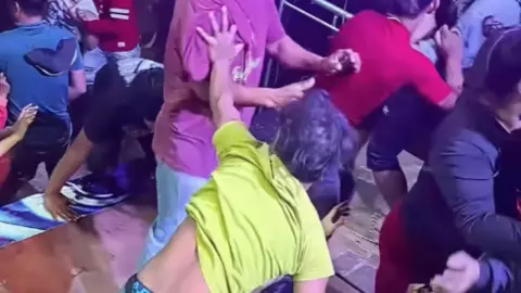 วงหมอลำหัวจะปวด วัยรุ่นบุกยึดพื้นที่ตีกัน เปลี่ยน "เวทีหมอลำ" เป็นสนามมวย