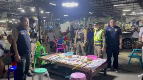 ปลัดฯ ขอนแก่น บุกทลายบ่อนไฮโล เหิมเปิดโจ๋งครึ่มกลางตลาด รวบ 11 ผีพนัน