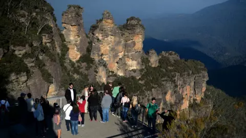 4 นักท่องเที่ยวเคราะห์ร้ายถูกฟ้าผ่าขณะเที่ยวที่บลูเมาท์เท่น