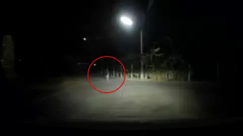 ที่มาคลิปหลอน เด็กชายไร้เงา เต้นอยู่บนถนนกลางดึก เพื่อนบ้านยันไม่ใช่ผี