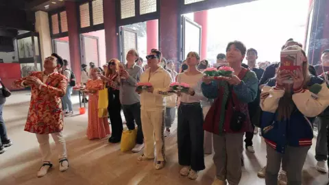 คชาภาพาไปมู TO ฮ่องกง พาผู้โชคดีบินลัดฟ้าเสริมความปัง รับความเฮง (คลิป)