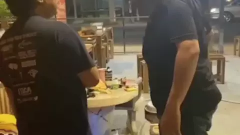 เจ้าของร้านผวา หนุ่มขับกระบะซิ่งบุกมาต่อว่า คาดไม่พอใจที่ถูกถ่ายคลิปลงโซเชียล