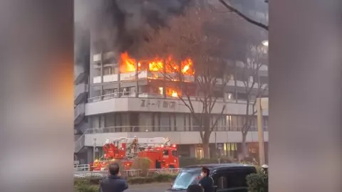 ญี่ปุ่นสยองหนักรับปีใหม่ เกิดเหตุเพลิงไหม้ ตึกสูง 12 ชั้น ย่านชินจูกุ (คลิป)