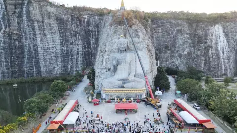 บุญใหญ่ยกพระเกตุมาลา ประดิษฐานองค์พระใหญ่ หน้าผามังกรบิน สุพรรณบุรี