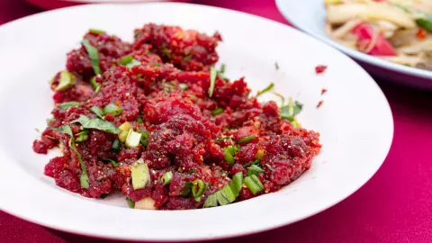 เตือนคนชอบกิน "หมูดิบ" พบคนป่วยเป็น "ไข้หูดับ" เสียชีวิตแล้ว 8 ศพ