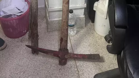 พ่อบ่นลูกกินข้าวไม่ล้างจาน ทรพีลุกคว้าอีเตอร์สับหัว ดับสลดคาบ้าน 