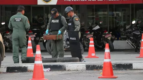 แตกตื่นทั้งโรงพัก หนุ่มเก็บระเบิดได้ รีบนำมาคืนตำรวจ EOD ตรวจสอบวุ่น