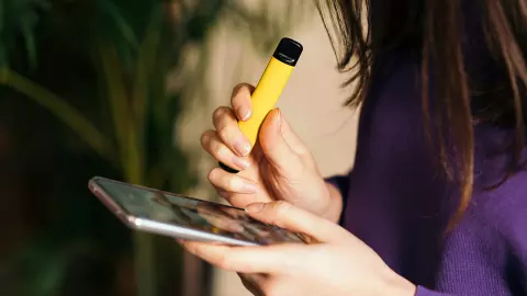 ทำโปสเตอร์รณรงค์พิษบุหรี่ไฟฟ้าในเด็กมัธยม