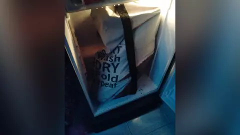 ด่วน รวบสาววัย 25 ยัดศพด.ช. 2 ขวบ ใส่ตู้เย็นในบ้านย่านบางบัวทอง