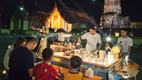 หนุ่มท่าศาลา ปิ๊งไอเดียทำ คาเฟ่โกโก้บนสองแถวโบราณสุดเท่ จอดขายหน้าวัดมหาธาตุฯ (คลิป)