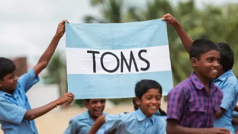 TOMS แบรนด์รองเท้า ต้นแบบโมเดล ‘ซื้อเท่ากับให้’ ทำเงินเป็นหมื่นล้าน จากการเป็นธุรกิจเพื่อสังคม