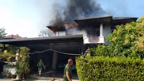 ไฟไหม้บ้าน ในหมู่บ้านย่านวัชรพล คลอกหนุ่มวัย 22 ดับ เจ็บ 2 ราย เร่งหาสาเหตุ