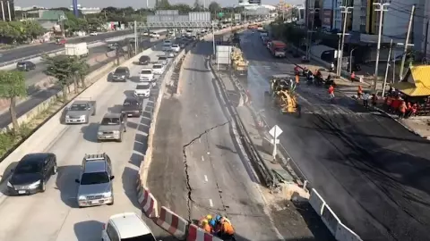 ถนนทรุด (คลิป)