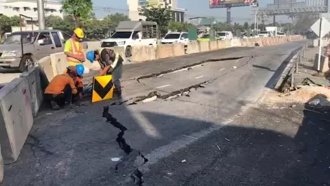 เร่งรัดซ่อมถนน อุโมงค์ประปาทำทรุด กาญจนาฯ-พระราม 2 (คลิป)