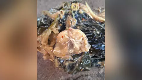 ห่อหมกสูตรพิเศษ มี "หนอน" ไต่เต็ม เจ้าอาวาสฉันไปหลายคำ เพิ่งสังเกตเห็น