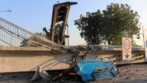 ทำสะพานร่วง! “ดัมพ์” ชน ปิดสายเอเชียติดยาว 10 กม. ใช้เวลาเคลียร์ 6 ชม. (คลิป)