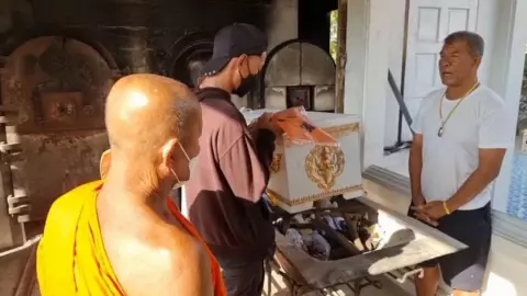 เผาแล้ว "น้องนาย" พ่อกอดโลงบอกลาครั้งสุดท้าย จ่อแจ้งความ "ไอ้แบงค์" เพิ่ม