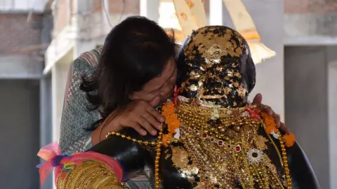 มาตามศรัทธา แห่แก้บน "พ่อขุนช้างมหาเศรษฐี" ไม่พลาดขอเลขเด็ดงวด 17/1/67