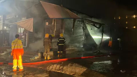 ระทึก ไฟไหม้กลางเมืองป่าตอง เพลิงเผาวอดหลายร้านค้า ตร.เร่งหาสาเหตุ