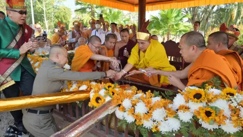 บิ๊กต่อ ร่วมกับศรัทธาชาวพุทธสรงน้ำ พระครูบาบุญชุ่ม ครบ 60 ปี 40 พรรษา