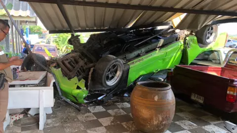 กระบะปาดไม่พ้น พลิกคว่ำผัวโคม่า-เมียตายทั้งกลม ค้นรถเจอไอซ์-ยาบ้า (คลิป)