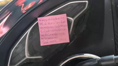 ผวาทั้งมหาวิทยาลัย ชายปริศนาเขียนโน้ตแจก "ไอดีไลน์" หวั่นเป็นฝีมือคนป่วยจิต