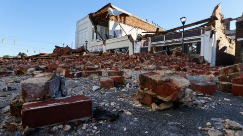  เผยวินาทีทอร์นาโดพัดถล่ม อาคารพังทั้งแถบหวิดทับรถในสหรัฐฯ (คลิป)
