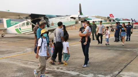 งานวันเด็กที่สนามบินเกษตรนครสวรรค์ ดูเครื่องฝนหลวง โชว์บินของ F-16 และ T-50