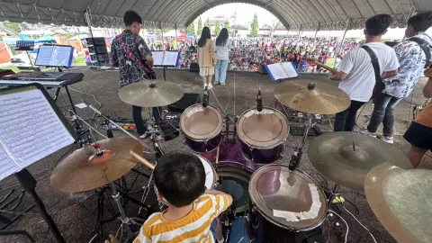 "น้องติณติณ" หนูน้อย 6 ขวบสุดเก่ง โชว์ลีลาตีกลองชุด กลางงาน "วันเด็ก"