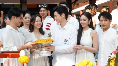 "เต๋า-เซียงเซียง" นำทีม "ลิเกหมอลำ" บวงสรวงฉลองเรตติ้งยืน1