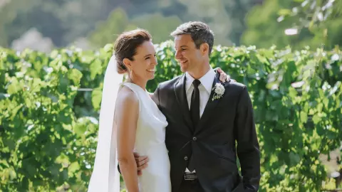 อดีตนายกฯ นิวซีแลนด์ เข้าพิธีวิวาห์ชื่นมื่นกับแฟนหนุ่มผู้ประกาศข่าว