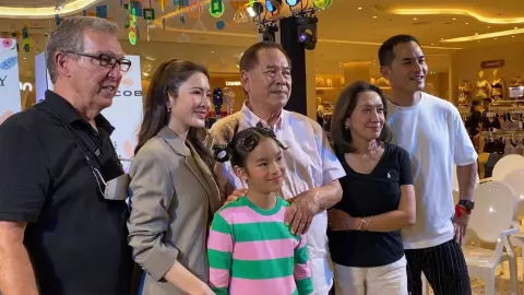 แอฟ-สงกรานต์ แท็กทีมเชียร์ น้องปีใหม่ เดินแบบติดขอบเวที เห็นแล้วอบอุ่น