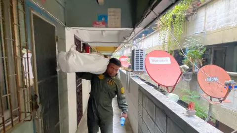 วัยรุ่นคลองเตยเมาฉลองวันเด็ก รุมฟันรุ่นพี่ สักยันต์ลายทั้งตัวดับคาที่