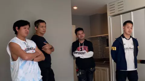 จับพ่อเล้าวัยละอ่อน ค้ากามเด็ก 15 โดน 6 ข้อหา ถูกรวบคาหนังคาเขา